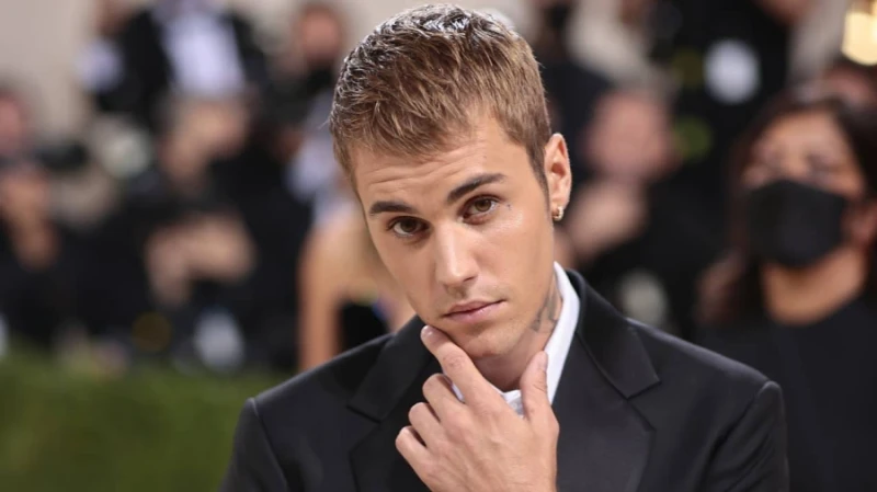 جاستن بيبر يواصل تبرير أفعاله المثيرة للجدل: أنا مكسور افاق عربية - يواصل النجم جاستن بيبر تبرير أفعاله المثيرة للجدل أمام كاميرات المصورين، من خلال