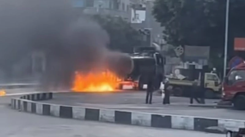 بعد واقعة العاشر.. سائق شاحنة ينفذ بطولة جديدة لإنقاذ أهالي الجيارة تداول رواد مواقع التواصل الاجتماعي مقطع فيديو يعيد الأذهان إلى قصة السائق خالد محمد شوقي عبدالعال، بطل واقعة حري