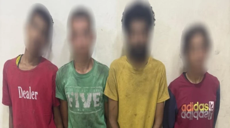 الأمن يكشف تفاصيل فيديو سرقة لمبات السيارات بالسويس تمكنت الأجهزة الأمنية بوزارة الداخلية من كشف ملابسات مقطع فيديو تم تداوله عبر مواقع التواصل الاجتماعي، يظهر فيه عدد من الأشخاص، 