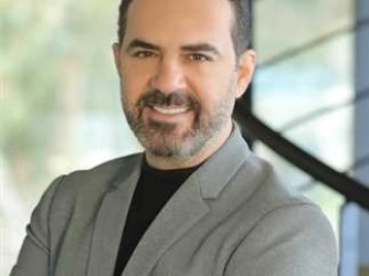 وائل جسار والمنتج المجالي في الكويت - فيديو افاق عربية - يحيي الفنان وائل جسار حفلا فنيا غدا الجمعة في دولة الكويت بفندق الجميرا، بمناسبة عيدالاضحى المبارك. ويقيم الحفل المنتج الأر