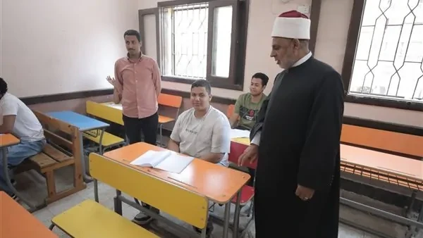 تباين آراء طلاب أدبي أزهر بعد امتحان اللغة الإنجليزية.. وهدوء في لجان العلمي بامتحان الفيزياء انتهى طلاب القسم الأدبي بالشهادة الثانوية الأزهرية منذ قليل من أداء امتحان مادة اللغة