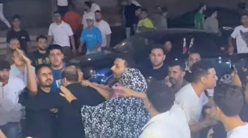 البلوجر أم مكة توثق لحظة الاعتداء عليها.. والأمن يتحرك شهد محيط محل فسيخ أم مكة بمنطقة شبرا الخيمة في محافظة القليوبية مشادة بين مجموعة من الأشخاص وصاحبة المحل، البلوجر المعروفة با