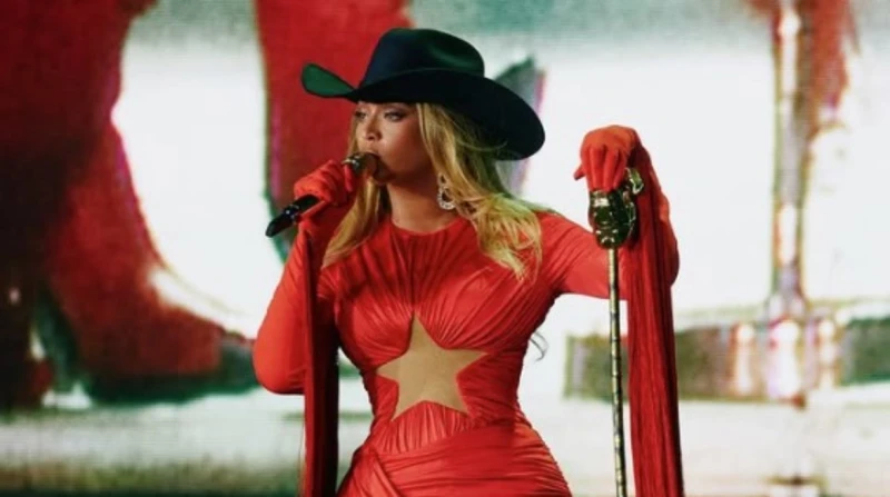 سيارة معلقة في الهواء.. بيونسيه تنجو من حادث خطير خلال حفل بهيوستن تعرضت الفنانة الأمريكية بيونسيه، لموقف صعب خلال حفلها الغنائي الأخير في هيوستن، وأمام أعداد غفيرة من جمهورها. حفل