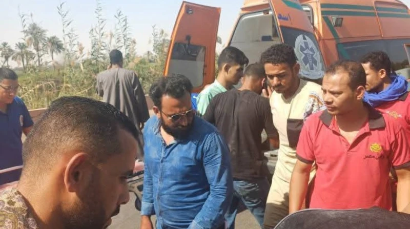 إصابة 11 شخصا في حادث تصادم على زراعي المنيا (صور) شهد طريق ملوي الزراعي جنوب محافظة المنيا، حادث تصادم بين سيارة (ميكروباص) وأخرى (ربع نقل)، ما أسفر عن إصابة 11 شخصا، جرى نقلهم إل