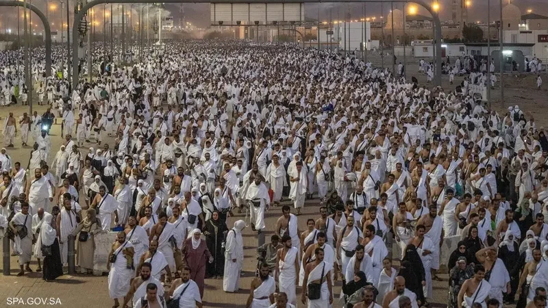 في نهاية يوم عرفة.. أجمل 5 أدعية مستجابة تفتح أبواب الرحمة والغفران مع اقتراب غروب شمس يوم عرفة، يتسابق المسلمون حول العالم لاغتنام اللحظات الأخيرة من هذا اليوم المبارك، الذي يعد م