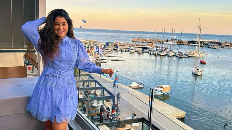 شكله مبيهزرش.. شاب يتقدم لخطبة أيتن عامر عبر فيسبوك شهدت الصفحة الرسمية على فيسبوك للفنانة أيتن عامر، موقفا مثيرا للدهشة، حيث تقدم أحد متابعيها إلى