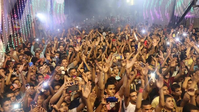 زوجة مطرب شعبي تستغيث بعد تعنيفه لها (فيديو) افاق عربية - خرجت الميكب أرتيست شيماء سعيد زوجة الفنان الشعبي الشهير إسمماعيل الليثي، بفيديو عبر حسابها