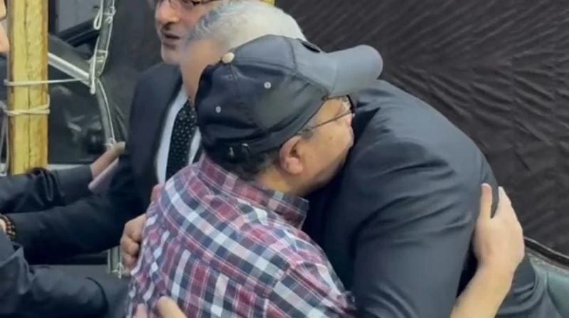 بعد أزمته الأخيرة.. أحمد آدم في عزاء والد تامر عبد المنعم (فيديو) حضر الفنان أحمد آدم والفنانة لبلبة عزاء والد الفنان تامر عبد المنعم.عزاء والد تامر