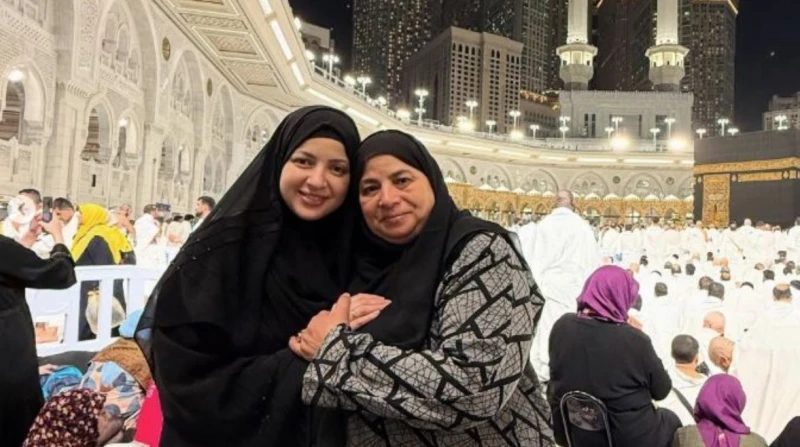 بالأسود من الحرم.. طلب عاجل من منى فاروق لمتابعيها دعت الفنانة منى فاروق متابعيها إلى الدعاء لوالدتها بالشفاء، بعد أن تعرضت لوعكة صحية في الفترة الأخيرة. منى فاروق: دعواتكم لأمي با