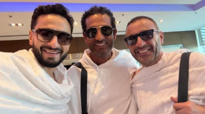 ابتسامة ونظارة سوداء.. صورة تجمع السقا وسعد وهلال قبل أداء مناسك الحج يستعد الفنان أحمد السقا، لأداء مناسك الحج خلال الأيام المقبلة، بعد مرور أيام قليلة من انفصاله عن الإعلامية مها
