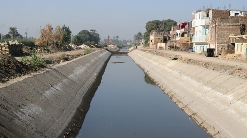 السيارة وقعت في الصرف.. مصرع سائق إثر انقلاب ميكروباص بأطفيح لقي سائق مصرعه بعدما اختلت عجلة القيادة بيده، مما أدى إلى سقوط السيارة فى مصرف جانبي بين قريتي صول والبرمبل بأطفيح في ا