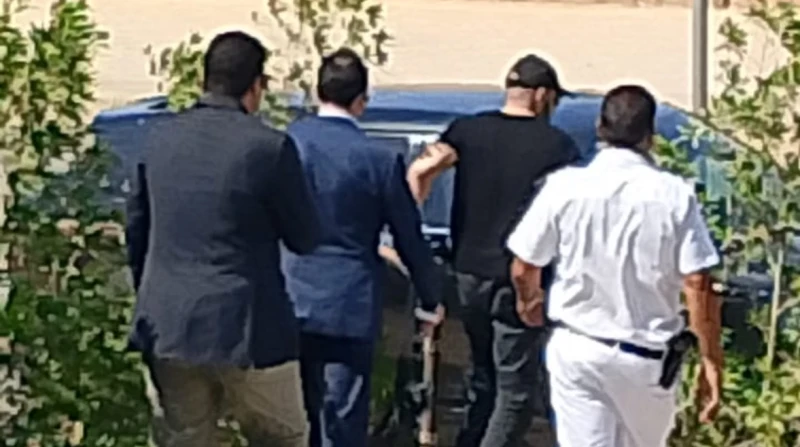 بعد اتهامه بالاعتداء على مها الصغير.. أحمد السقا يغادر النيابة غادر الفنان أحمد السقا، نيابة أول وثالث أكتوبر الجزئية، بعد الاستماع لأقواله في اتهامه بالتعدي على طليقته الإعلامية م