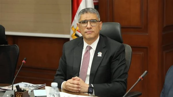 محافظ الجيزة يبحث شكاوى مواطني 4 أحياء عقد المهندس عادل النجار محافظ الجيزة لقاء المواطنين الأسبوعي لبحث الشكاوى والطلبات المقدمة، والعمل على حلها بشكل جذري ومباشر وذلك في إطار خطة