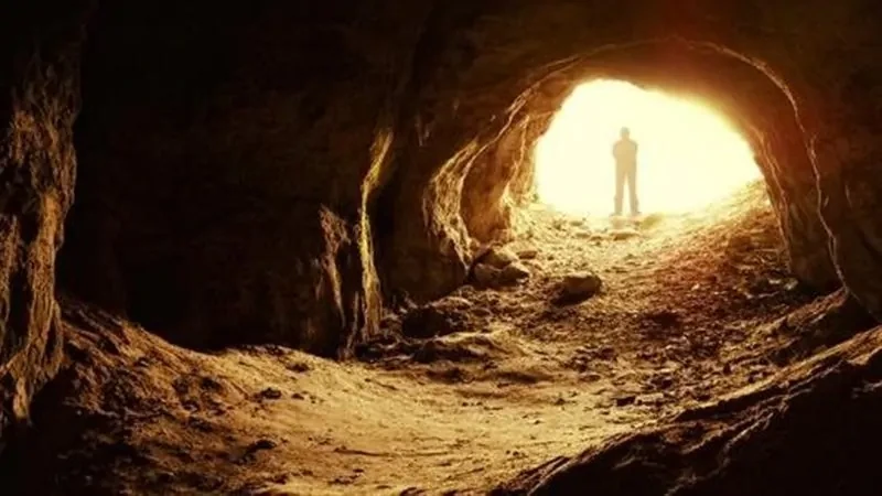 ليه بنفتكر أصحاب الكهف كل يوم جمعة؟ حكاية فتية ربنا خلدهم في سورة كاملة! في عمق التاريخ وفي زمن سادت فيه عبادة الأوثان وكثر فيه الظلم، برزت قصة فتية صغار في السن، لكن كبار في الإيم