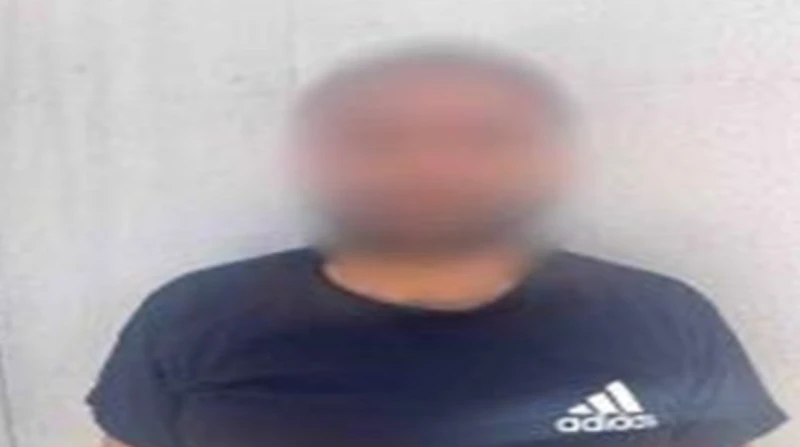 له سجل جنائي.. ضبط المتهم بإنهاء حياة 3 أشخاص في مدينة نصر كشفت الأجهزة الأمنية بالقاهرة ملابسات حادث تصادم أودى بحياة ثلاثة أشخاص في مدينة نصر.ضبط سائق المتهم بدهس 3 أشخاص في مدين