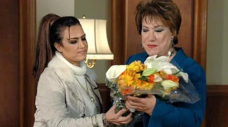 سيمون لا تنسى سميحة أيوب: أهدتني باقة ورد في سكة السلامة كشفت الفنانة سيمون تفاصيل عن رد فعل الفنانة الراحلة سميحة أيوب عندما قامت بأداء دورها في مسرحية سكة السلامة.مسرحية سكة السل