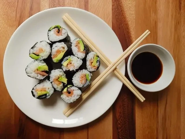 في اليوم العالمي للسوشي.. هل السوشي وجبة صحية أم قنبلة موقوتة على المائدة؟ مع تزايد شعبية السوشي حول العالم واحتفال محبيه باليوم العالمي لهذا الطبق الياباني الشهير في 18 يونيو من ك