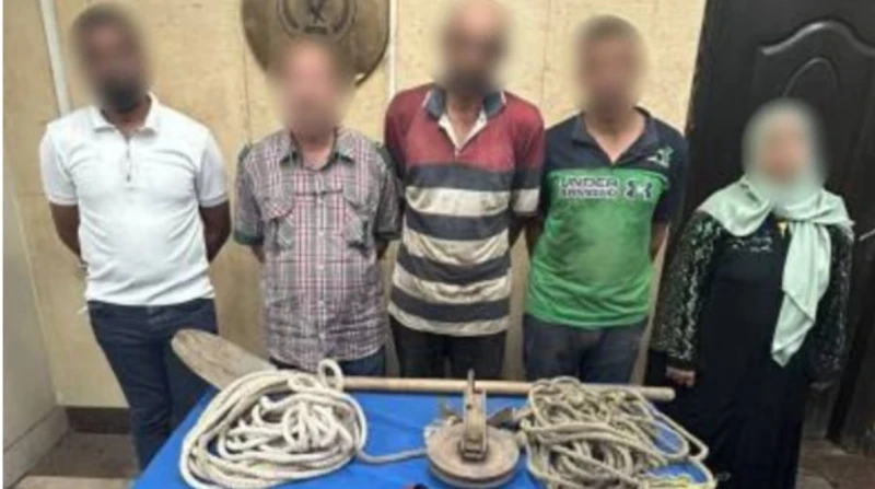 بينهم سيدة.. ضبط 5 أشخاص بتهمة التنقيب عن الآثار بالجمالية تمكنت الأجهزة الأمنية بمديرية أمن القاهرة، من ضبط سيدة و4 أشخاص لقيامهم بأعمال الحفر والتنقيب غير المشروع عن الآثار داخل 