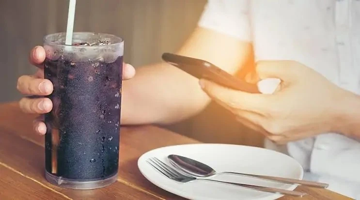 مع ارتفاع درجات الحرارة.. هل فكرت في أضرار المشروبات الغازية الكتيرة؟ مع موجات الحر الشديدة، بنلجأ كثيرا لشرب المشروبات الغازية على أمل تبريد الجسم بسرعة، لكن هل فكرت قبل ما تشرب ق