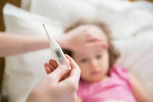 هل حرارة الطفل دائما تعني مرضا؟.. أطباء الأطفال يكشفون الحقيقة الكاملة في ظل تزايد قلق الأمهات من ارتفاع حرارة أطفالهن، تتجدد التساؤلات حول ما إذا كانت الحمى دائما علامة على مرض خط