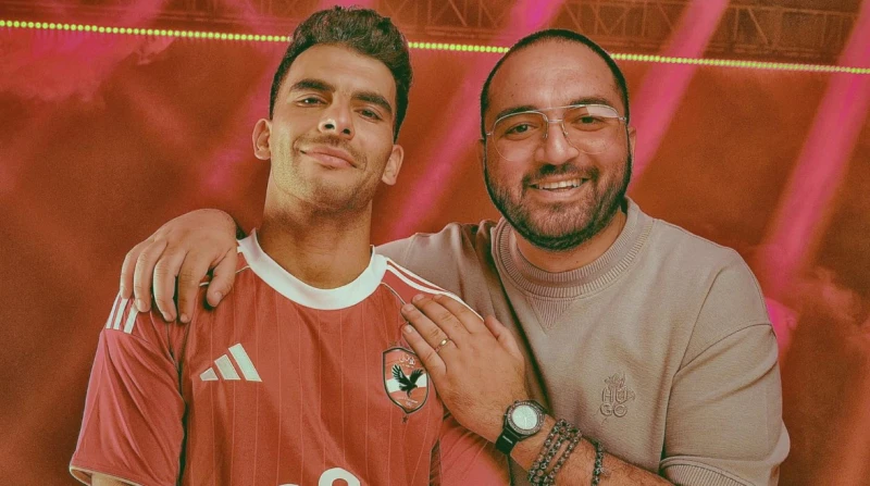 هل استخدم بدلا من زيزو في تصوير إعلان ضمه للأهلي؟ كشف أحمد ثروت نجل الفنان محمد ثروت، تفاصيل الحملة الإعلانية لصفقة انتقال أحمد سيد زيزو إلى النادي الأهلي، كما أعرب عن سعادته الشدي