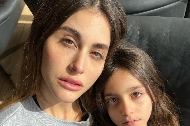 الجمهور يتفاعل مع رقصة تجمع نور عريضة وابنتها افاق عربية - شاركت عارضة الأزياء نور عريضة متابعيها على تطبيق انستغرام بمقطع فيديو طريف مه ابنتها ايلا وكانتا ترقصان في الشارع. وظهرت 