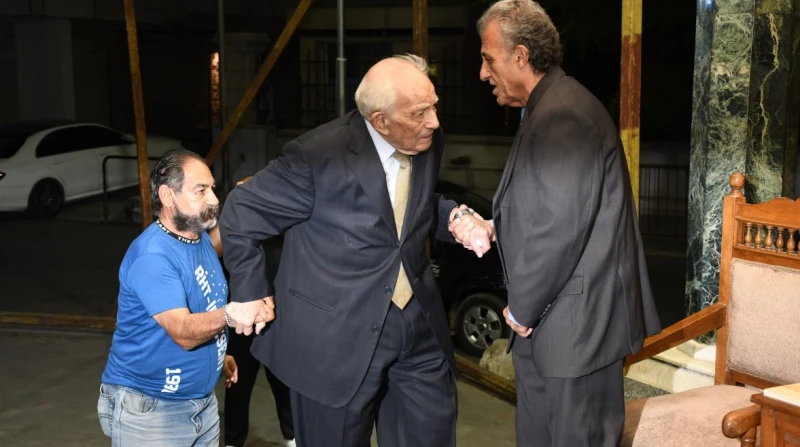 مش قادر يمشي.. حضور رشوان توفيق لعزاء سميحة أيوب رغم تدهور صحته استمر عدد من النجوم في التوافد إلى عزاء سيدة المسرح العربي، الفنانة سميحة أيوب، التي رحلت أمس الأول، تاركة وراءها إر