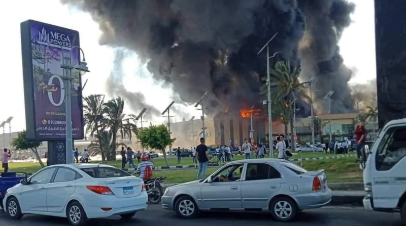 حريق هائل بمول شهير في النزهة.. والحماية المدنية تدفع ب6 سيارات إطفاء نشب قبل قليل حريق هائل داخل مول تجاري شهير بشارع عثمان بن عفان في منطقة النزهة بمحافظة القاهرة، ما استدعى تدخل