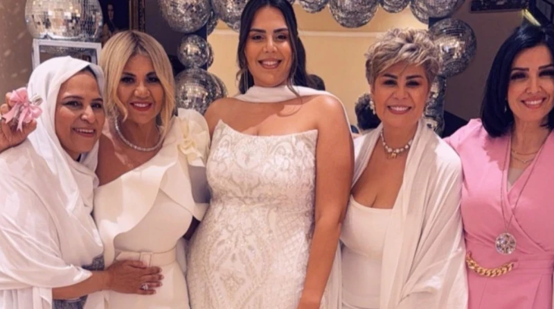 إطلالة بيضاء.. الصور الأولى من حنة ابنة الإعلامية مفيدة شيحة احتفلت الإعلامية مفيدة شيحة بحنة ابنتها منة وسط أجواء عائلية وحضور أصدقائها في مجال الإعلام؛ وأبرزهم الإعلامية بوسي شلب