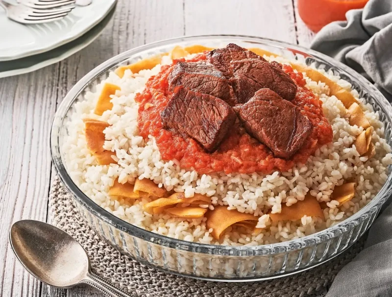 تزامنا مع عيد الأضحى.. طريقة سريعة ل تحضير فتة العيد في خطوات بسيطة العيد لا يكتمل بدون طبق الفتة الشهير الذي يجمع العائلة حول المائدة، وإليك أسهل وأسرع طريقة لتحضير فتة لذيذة بمكو