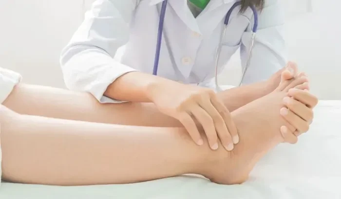 نصائح لعلاج تورم القدمين الناتج عن مرض السكري مرض السكري يرتبط بشكل متكرر بتورم القدمين، وعلى الرغم أنه يمكن للعلاجات المنزلية أن تساعد في بعض الأحيان في التخلص منه، لكن يبقى التحد