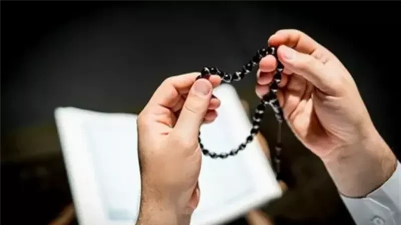 لا تفوت هذا الدعاء.. أدعية مستحبة في صباح يوم الجمعة في صباح يوم الجمعة، يهمس الكون بخشوع، وتنبعث أجواء روحانية دافئة تملأ البيوت والقلوب، إذ يقبل المسلمون من كل بقاع الأرض على هذا