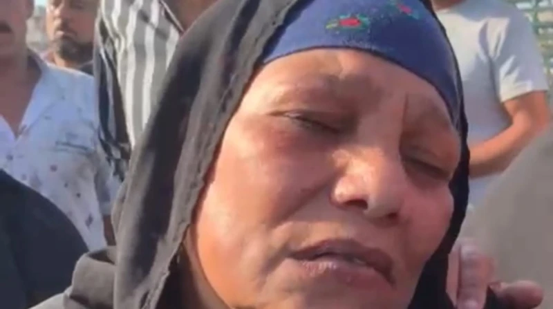 كان ناوي يقتل التلاتة.. والدة ضحية كلب بورسعيد تروي تفاصيل الجريمة لم يكن الشاب الثلاثيني سمير سمير يوسف يتوقع أن اعتراضه على مشهد عبثي سيكون بداية مأساة تنهي حياته، وتترك طفلته ال