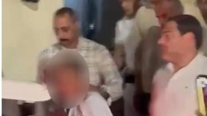 تورتة إباحية.. مفاجأة كبرى وراء فيديو العضو المضبوط بناد شهير لم يكن إلقاء القبض على أحد أعضاء مجلس إدارة ناد شهير بعد تعديه على زملائه، مؤخرا، لحظة عادية، فقد هلل عدد كبير من رواد