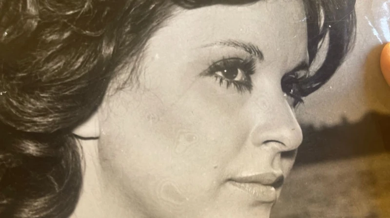 من هو ماهر عواد الذي أحبته وتزوجته سعاد حسني 14 عاما حتى وفاتها؟ يعيش ماهر عواد على ذكرياته الجميلة مع سعاد حسني. لدى الرجل كنز من الذكريات بين جدران شقته بالمعادي التي لا يغادرها