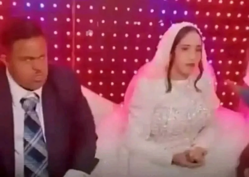 مفيش جواز ومفيش توثيق.. والد العروسة يرد على الجدل بعد زواج ابنته من شاب متلازمة داون! العروسة طفلة ووالدها موقع على إيصال أمانة.. نجدة الطفل تكشف مفاجآت صادمة في واقعة عريس متلازم