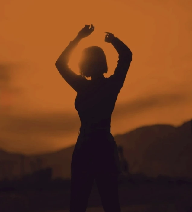 فنانة مغربية تحدث ضجة بتصريحاتها الجريئة عن تعاطي المخدرات افاق عربية - أحدثت الفنانة وعارضة الأزياء المغربية ليلى الحديوي، حالة من الجدل بعد حديثها الصريح عن تجربتها السابقة مع تع