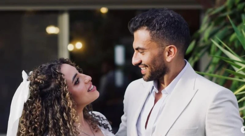 منة عدلي القيعي ويوسف حشيش يحتفلان بزفافهما بأحد فنادق القاهرة تحتفل الشاعرة الغنائية منة عدلي القيعي، مساء اليوم الخميس بزفافها على الفنان الشاب