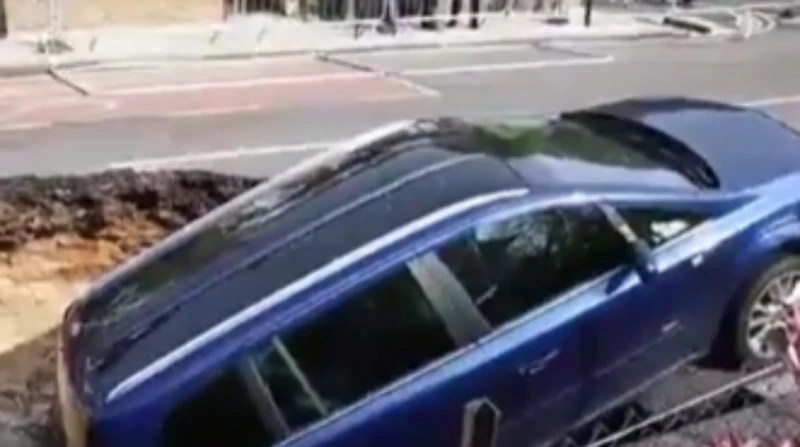 ابتلع سيارة.. ماسورة مياه تتسبب في هبوط أرضي في التجمع الخامس تسبب انفجار ماسورة مياه، في حدوث هبوط أرضي، قبل قليل في منطقة التجمع الخامس التابعة