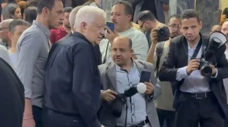 علاء مبارك ومرتضى منصور في عزاء والد تامر عبدالمنعم (فيديو) يستقبل الفنان تامر عبدالمنعم، العزاء في والده الراحل الكاتب الكبير محمد عبدالمنعم بمسجد عمر مكرم، وسط حضور عدد كبير من ا