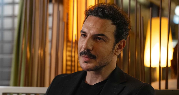 باسل خياط يفاجئ الجمهور بصورة مع ابنه شمس.. أصبح نسخة مصغرة عنه افاق عربية - شارك النجم السوري باسل خياط جمهوره على إنستغرام بصورة عفوية تجمعه بابنه الأكبر شمس، في ظهور نادر حظي بت