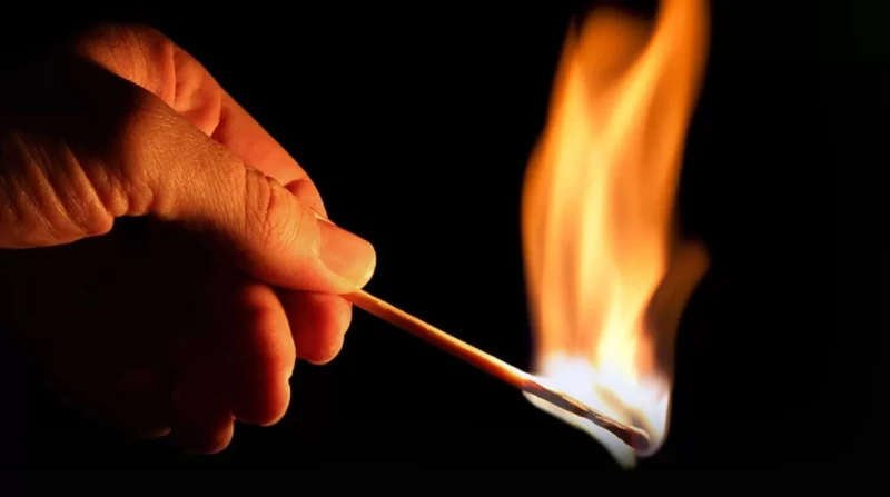 شاب يشعل النار في زوجة عمه بسبب السحر في بولاق الدكرور أقدم شاب على إشعال النيران في زوجة عمه باستخدام البنزين، ما أدى إلى إصابته بعد أن امتدت النيران إلى جسده، وذلك بسبب شكوكه في 