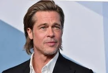 براد بيت يتجنب قبلة إينيس دي رامون على السجادة الحمراء افاق عربية - أثار براد بيت وإينيس دي رامون استياء المعجبين بعد أن تفادى نجم هوليوود محاولة تقبيله من مصممة المجوهرات في العرض