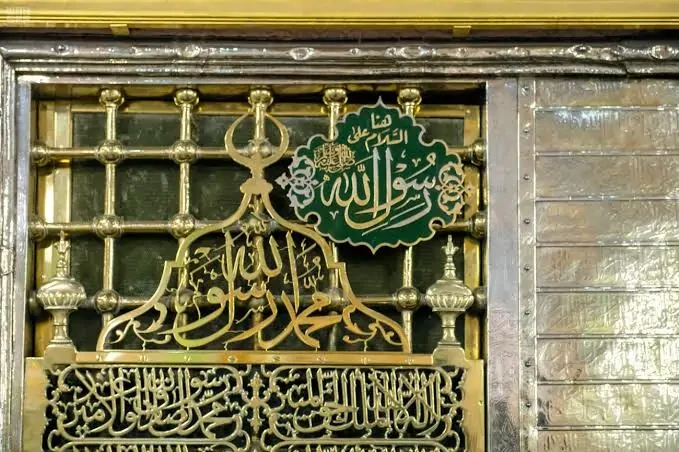 من زار قبري وجبت له شفاعتي.. الأزهر يوضح فضل زيارة قبر الرسول في سياق متجدد من التوعية الدينية ونشر الفقه الوسطي، سلط مركز الأزهر العالمي للفتوى الإلكترونية الضوء على فضل زيارة الق