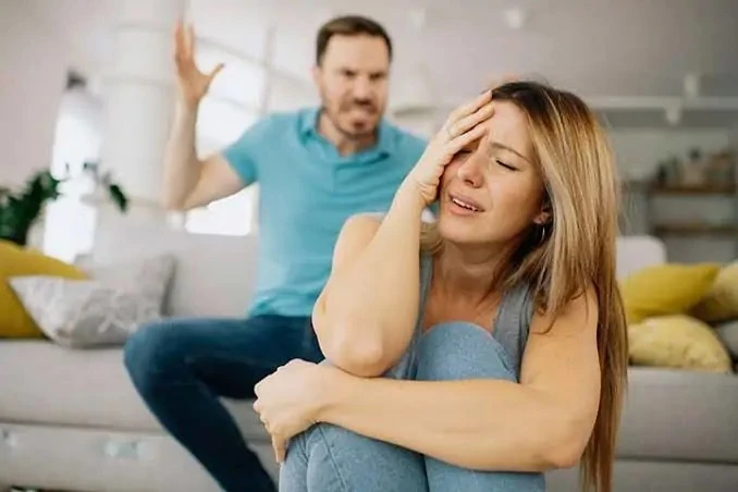 روشتة بعد أول كلمة وجعتك من حد بتحبه.. اسمع وجعك قبل ما ترد كلمة واحدة بس، ممكن تغير كل حاجة، تبرد حرارة العلاقة، وتخلي قلبك يتلخبط، خصوصا لما تيجي من حد بتحبه وكنت شايفه أمان، وسا