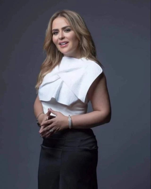 صدمة... طلاق أحمد السقا ومها الصغير هو الثالث! افاق عربية - شغل طلاق الفنان المصري أحمد السقا ومواطنته الإعلامية مها الصغير العالم العربي أخيرا، بسبب أزمات وشائعات كثيرة دارت حوله،