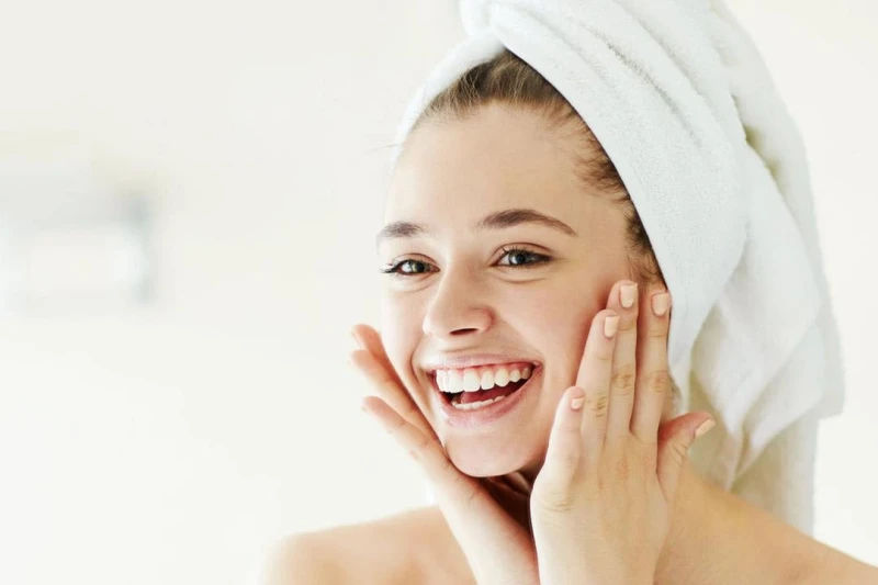 للبنات المشغولات.. أفضل روتين يومي لبشرة صافية في الصيف بدون مكياج مع ارتفاع درجات الحرارة وزيادة التعرض لأشعة الشمس، تصبح العناية بالبشرة في فصل الصيف أمرا ضروريا للحفاظ على صحتها