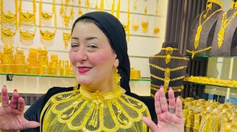 الداخلية تكشف ملابسات فيديو سرقة سلسلة ذهب من محل أميرة الذهب كشفت أجهزة وزارة الداخلية ملابسات مقطع فيديو تم تداوله على مواقع التواصل الاجتماعي،