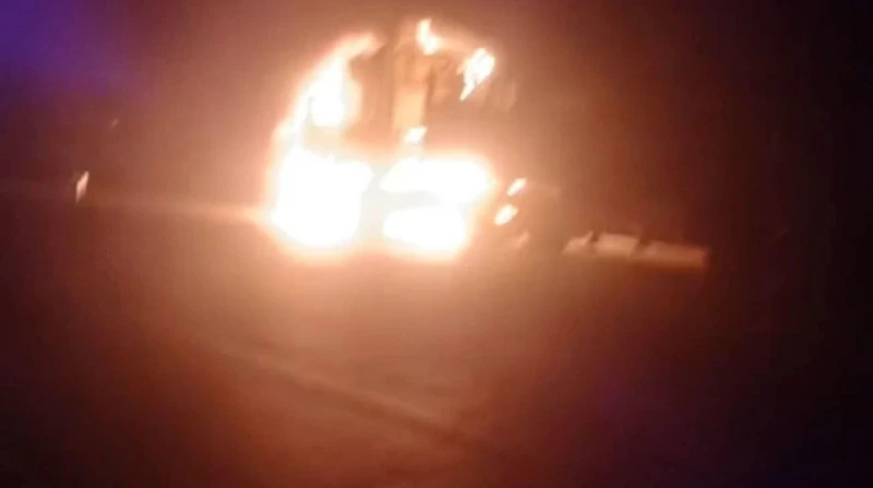 احتراق كابينة سيارة نقل على طريق بورسعيد دمياط تلقت قوات الحماية المدنية بمحافظة بورسعيد، برئاسة العميد شريف العربي، بلاغا بنشوب حريق هائل في إحدى سيارات النقل الثقيل، بالقرب من طر