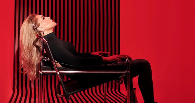 نوال الزغبي تعلن: ماضي وفات.. المحطة الثانية من ألبوم يا مشاعر افاق عربية - كشفت النجمة اللبنانية نوال الزغبي عن غلاف أغنيتها الجديدة ماضي وفات، وهي ثاني أغنيات ألبومها المنتظر يا